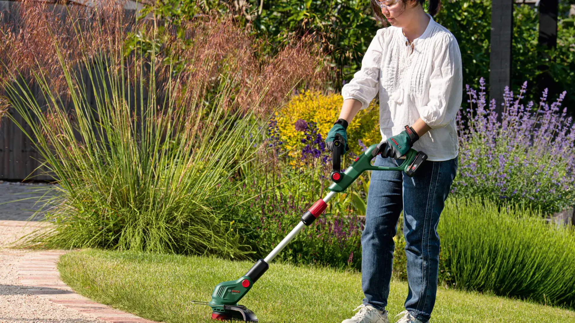 Bosch Akku Rasentrimmer UniversalGrassCut 18V-26 inkl. Akku & Ladegerät 26 cm Schnittkreis