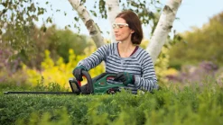 Bosch Akku-Heckenschere UniversalHedgeCut 18V-55 inkl. 2,5 Ah Akku & Ladegerät