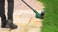 Bosch Akku-Rasentrimmer UniversalGrassCut 18V-26 Solo inkl. 2 Spulen 26 cm Schnittkreis