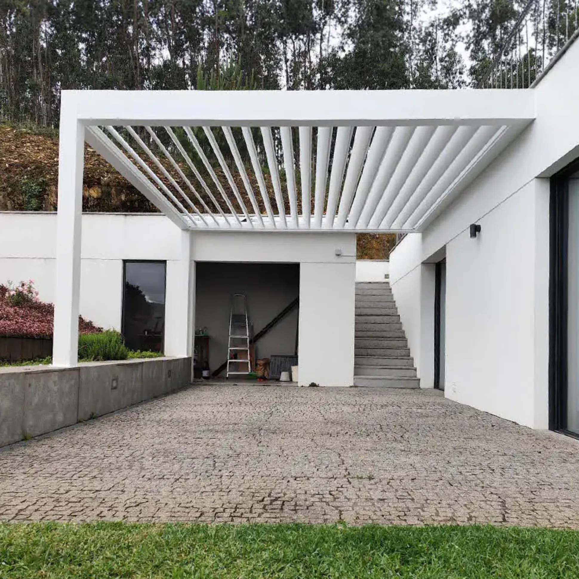 Lamellen Terrassenüberdachung 400 x 341 x 266 cm weiß