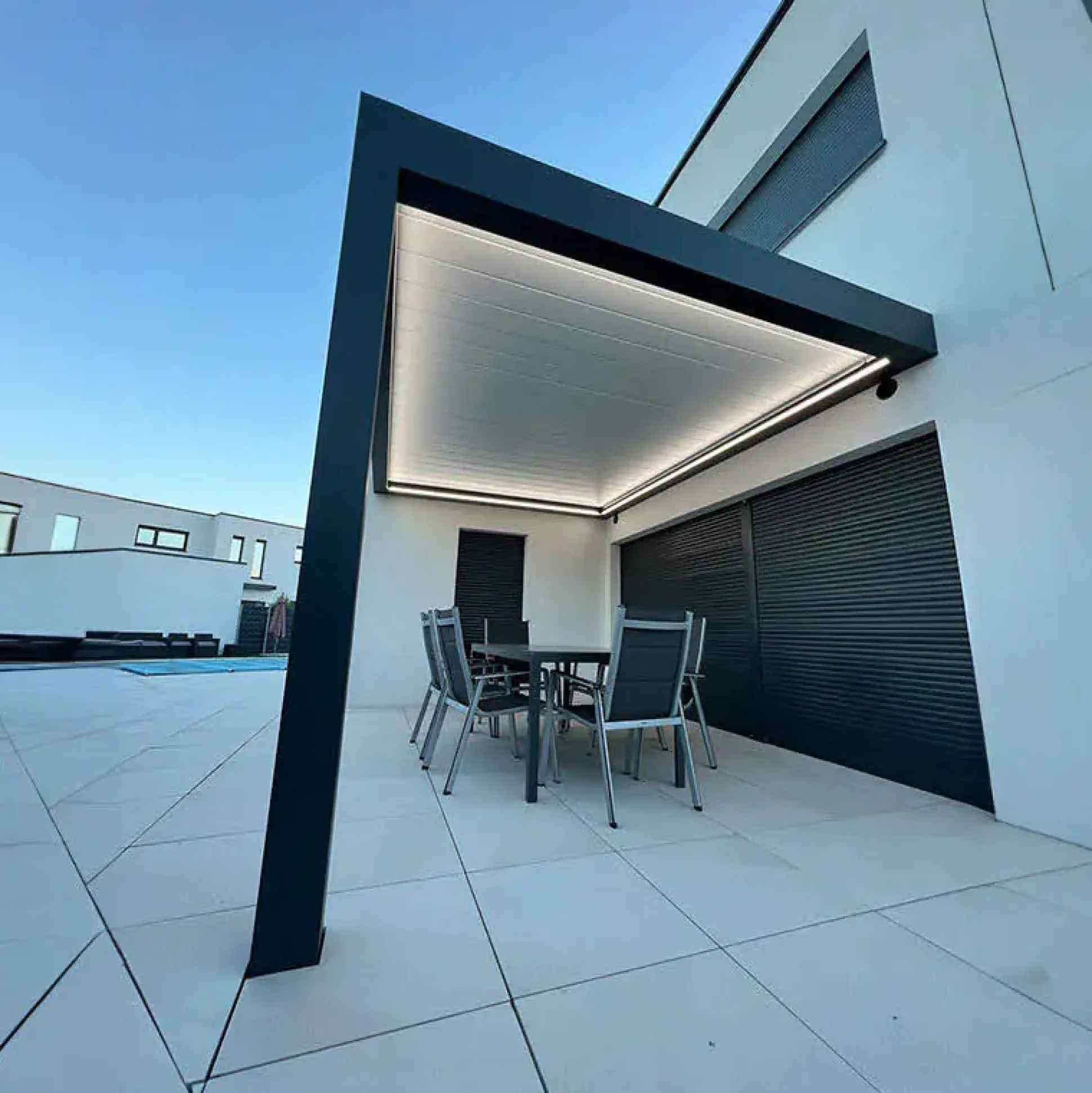 Lamellen Terrassenüberdachung 480 x 360,8 x 266 cm grau/weiß