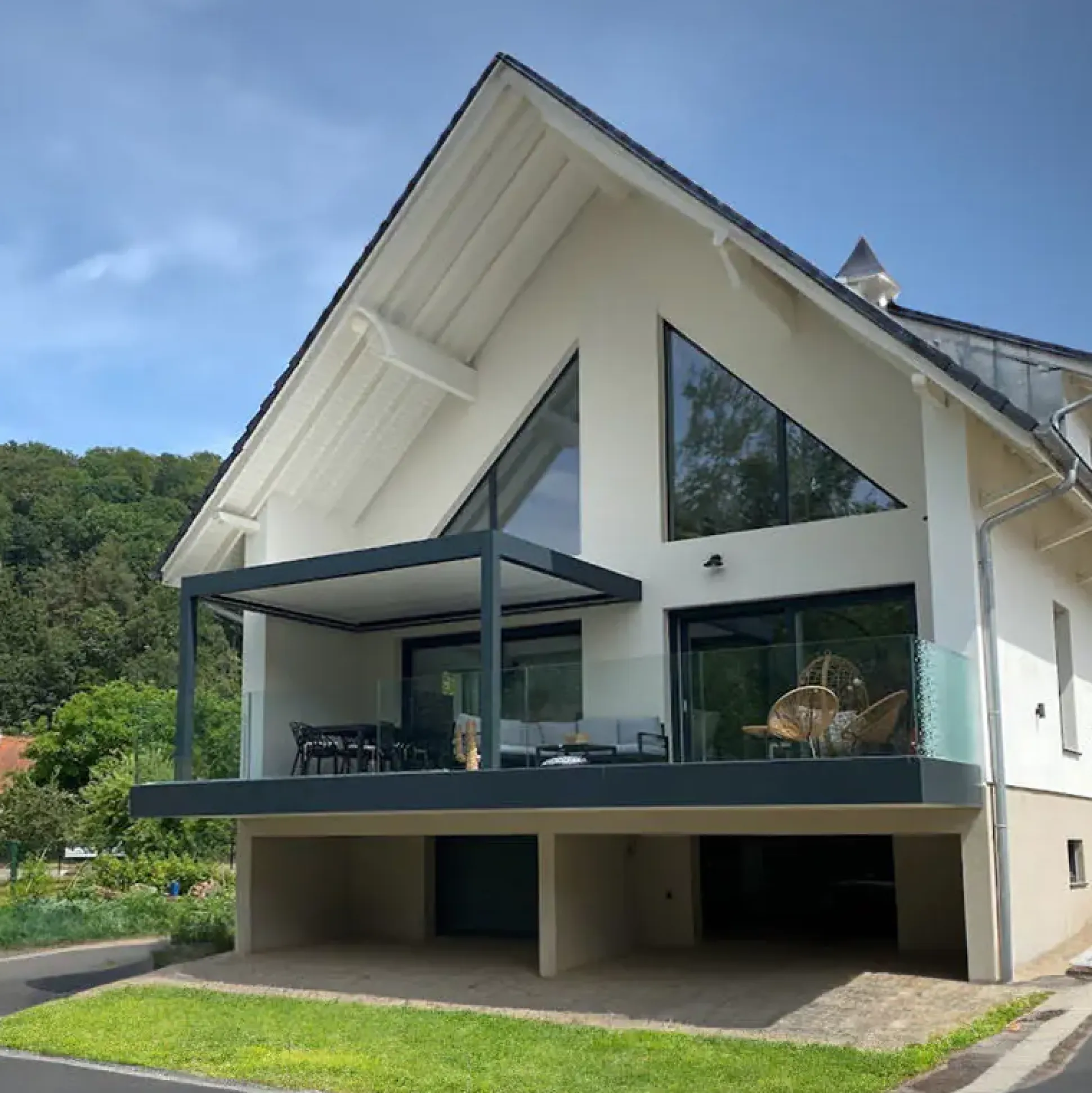 Lamellen Terrassenüberdachung 400 x 341 x 266 cm grau/weiß