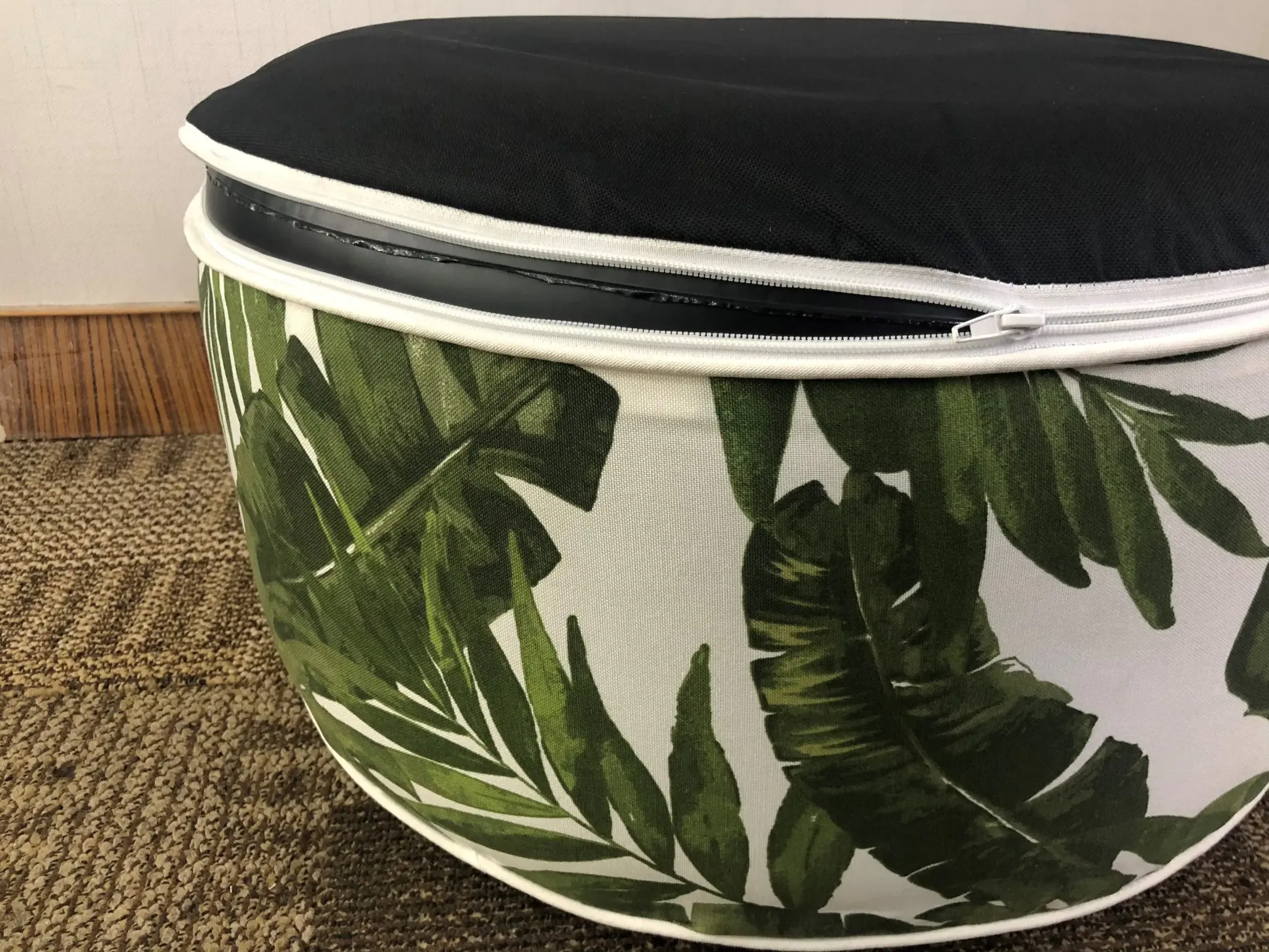 Primaster Sitzpouf aufblasbar weiß grün Ø 53 x 23 cm mit tropischen Blättern