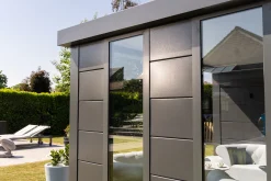Telluria Gerätehaus Classico Lounge XL mit Fenstern 3030 rechts weiß 762 x 298 cm